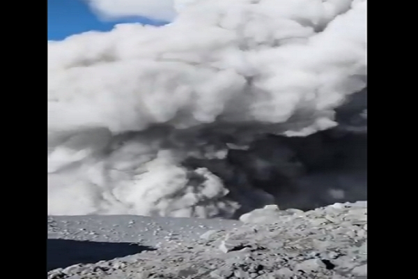 Nuevo grupo de excursionistas “presumió” llegar al cráter del Popocatépetl