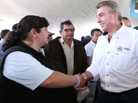 Alcalde de Puebla entrega 873 toneladas de fertilizante a productores agrícolas