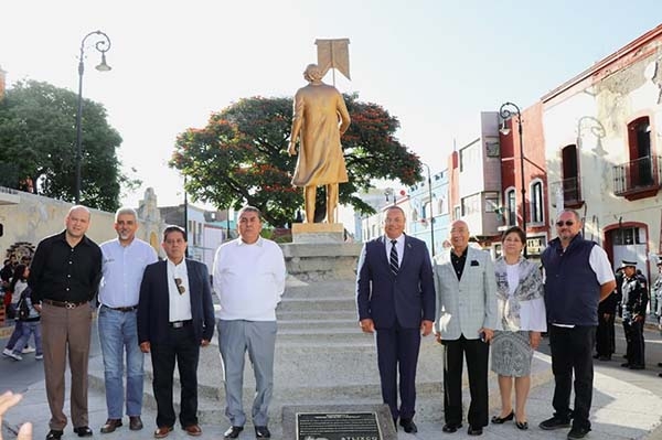 Guillermo Velázquez devela placa conmemorativa por la restauración de la estatua de Miguel Hidalgo y Costilla