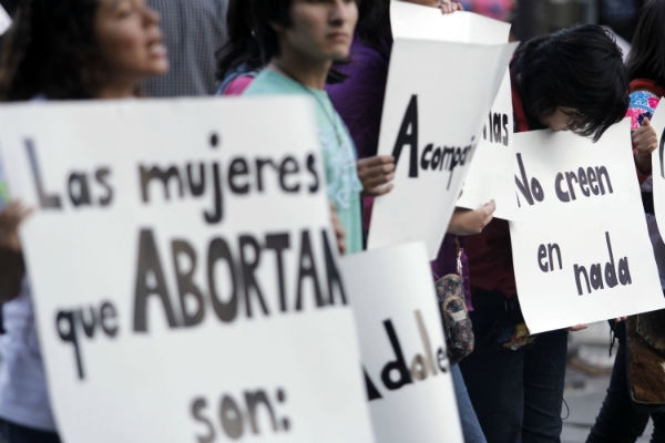 PRI se resiste a despenalizar el aborto en Puebla