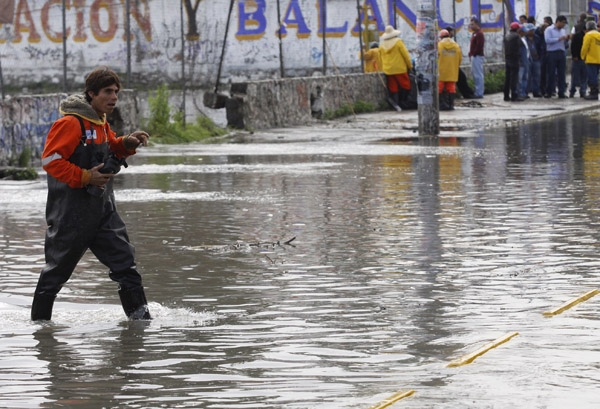 Se desborda otra vez el vaso regulador del Puente Negro; cierran Diagonal