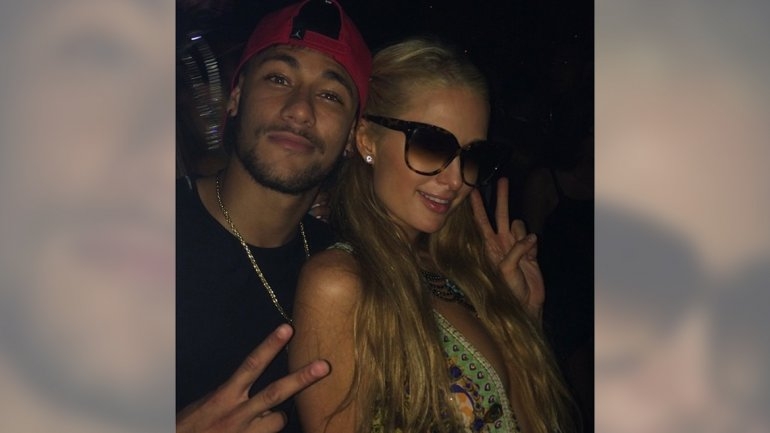 Neymar se divierte con Paris Hilton y su novia está furiosa