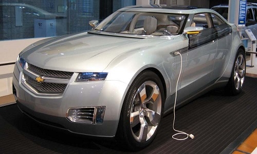 ¿Qué son y cómo funcionan los autos híbridos y plug-in?