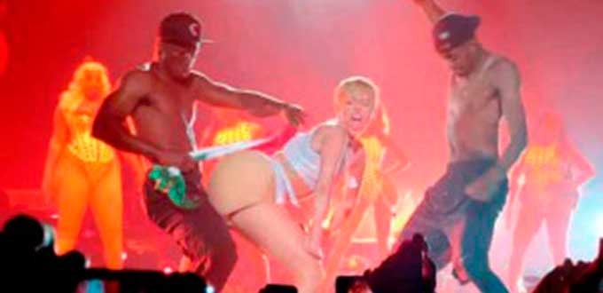 Segob sanciona a Miley Cyrus por faltar el respeto a la bandera