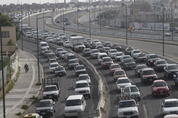 Largas filas en Periférico de Puebla por obras de mantenimiento