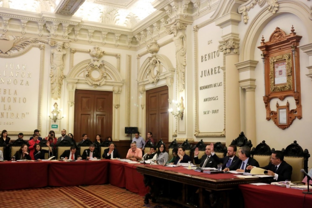 Ayuntamiento de Puebla basifica a 84 trabajadores de último minuto; Morena protesta