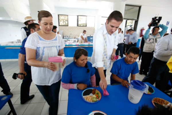 RMV y Martha Erika Alonso entregan desayunadores escolares en Acatlán de Osorio