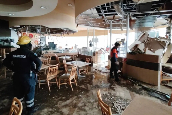Cae plafón de Vip’s ubicado en Vía San Ángel debido a la lluvia
