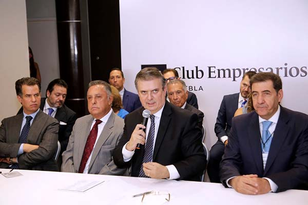 Marcelo Ebrard se placea por Puebla; se reúne con empresarios y el gobernador