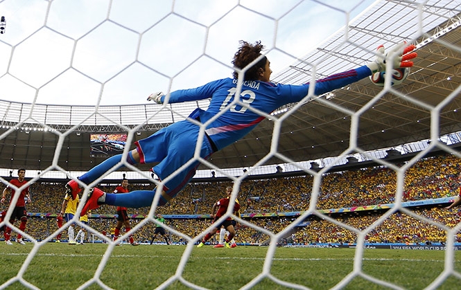FOTOS: Guillermo Ochoa, las atajadas para la historia