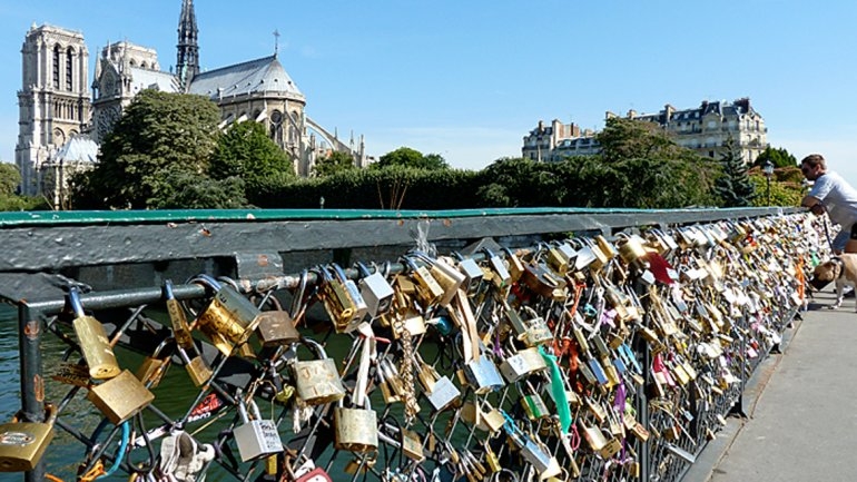 París quiere cambiar “candados de amor” por selfies de enamorados