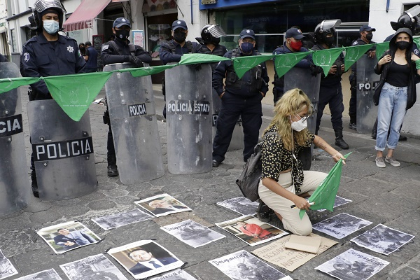Feministas y familias de desaparecidos protestan en el Congreso de Puebla
