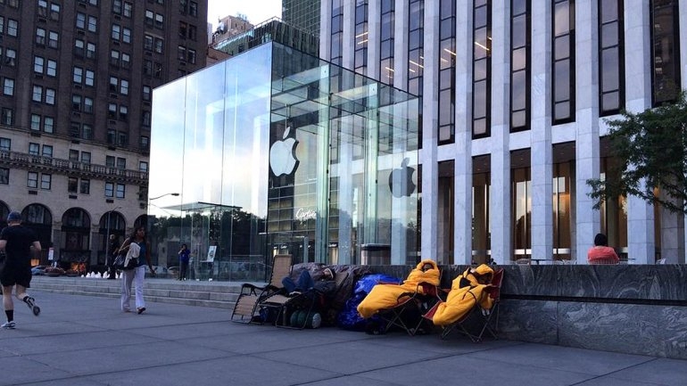 Acampan afuera de tienda Apple para obtener el primer IPhone 6