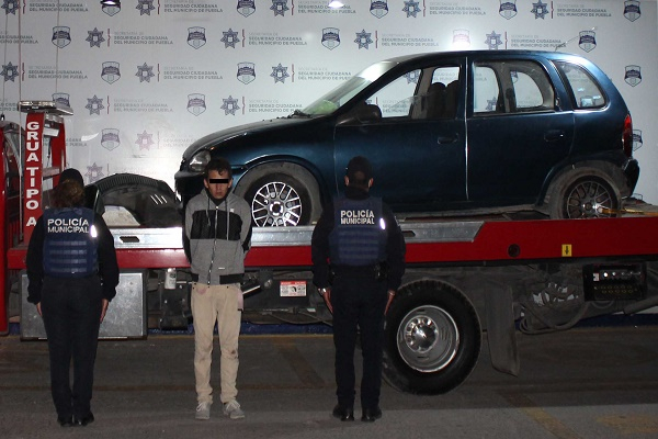SSC Puebla asegura a sujeto que robó una grúa que transportaba vehículo