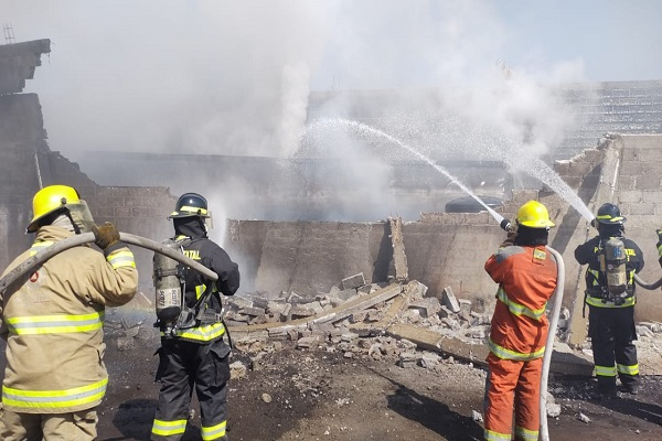 Incendio consumió terreno donde resguardaban tráilers en Xoxtla