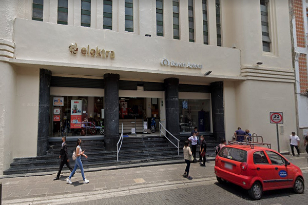Asaltan tienda Elektra del centro de Puebla; hay un detenido