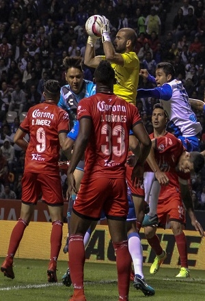 Lobos BUAP aseguraría un año más en la Liga MX tras suma de 23 puntos