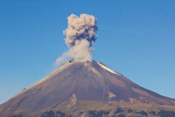 Popocatépetl presenta explosión y lanza ceniza al suroeste