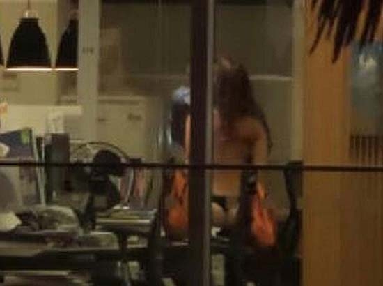 Mujer protagonista de show sexual a bar es esposa de directivo de aseguradora