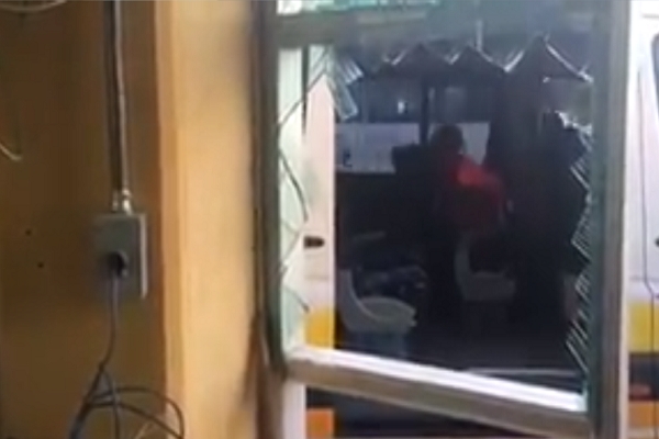 Roban cajero automático de terminal de autobuses en la Vía Atlixcáyotl