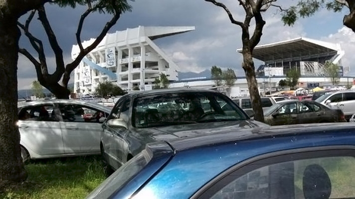 Áreas verdes sirvieron de estacionamiento en el juego de Pericos