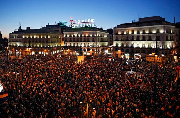 Miles de españoles exigen fin de la Monarquía y regreso a la República