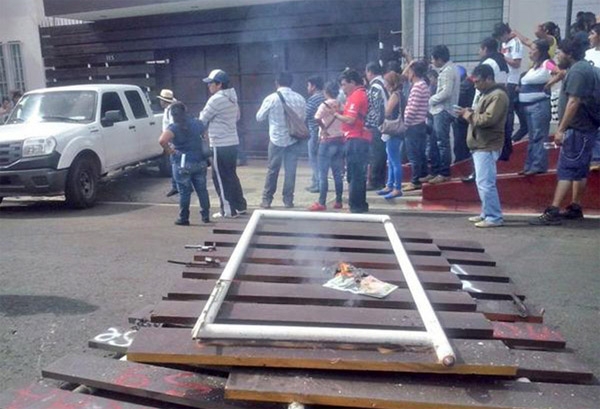Miembros de la CNTE destrozan sede de la Sección 59 en Oaxaca
