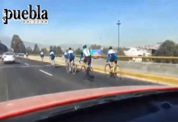 Ciclistas recorren la autopista Puebla-México rumbo a la Basílica de Guadalupe
