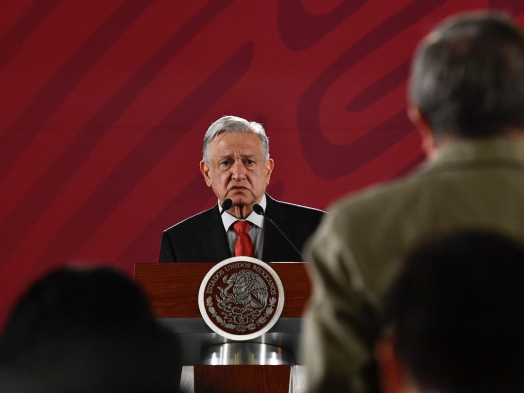 AMLO revela que colocaron manta intimidatoria frente a su casa