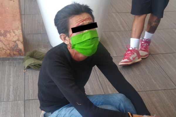 Ciudadanos detienen y golpean a ladrón en Plaza Dorada