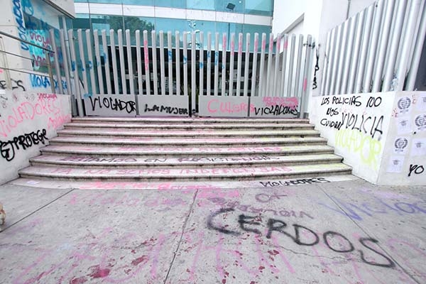 Arzobispo de Puebla considera que protesta de mujeres es justa, pero no con el uso de violencia