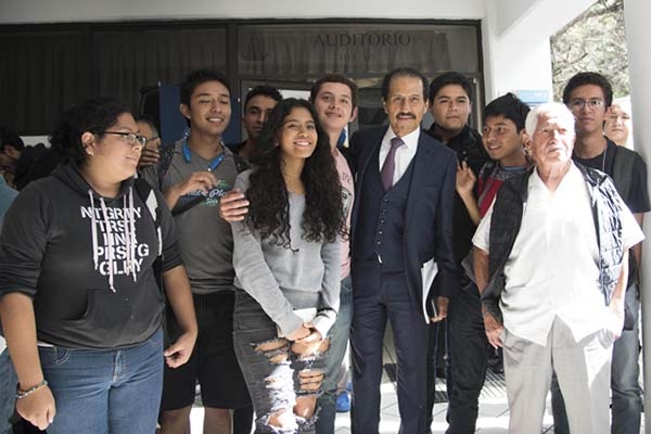 Físico Matemáticas de la BUAP, con visibilidad internacional: Alfonso Esparza