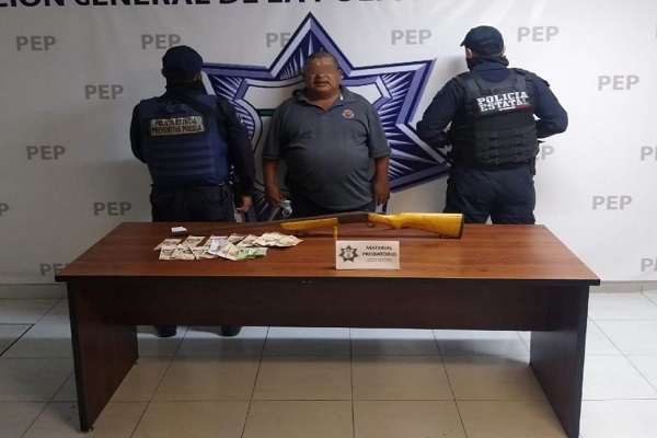 Sujeto con arma de fuego es detenido en Tlacotepec de Juárez