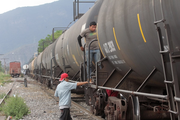 Muere migrante hondureño en Puebla arrollado por el tren