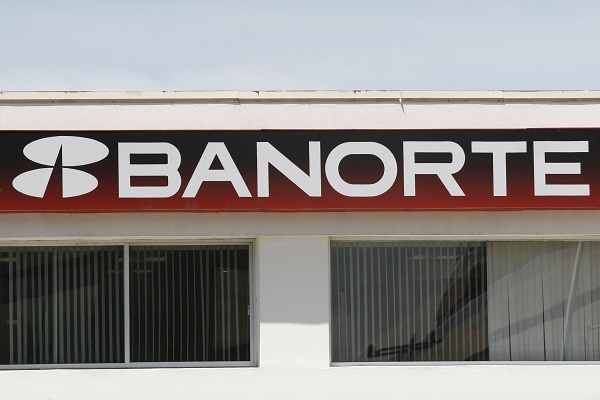 Le roban 400 mil pesos y su vehículo a cuentahabiente en El Mirador