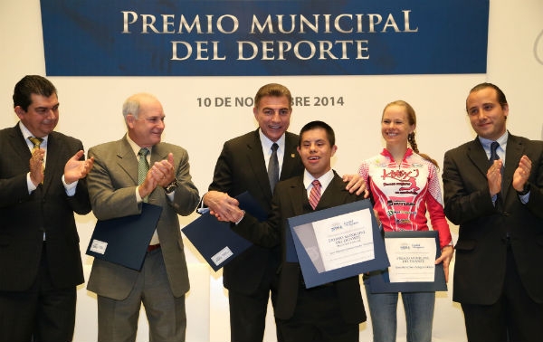 Alcalde de Puebla entrega Premio Municipal del Deporte