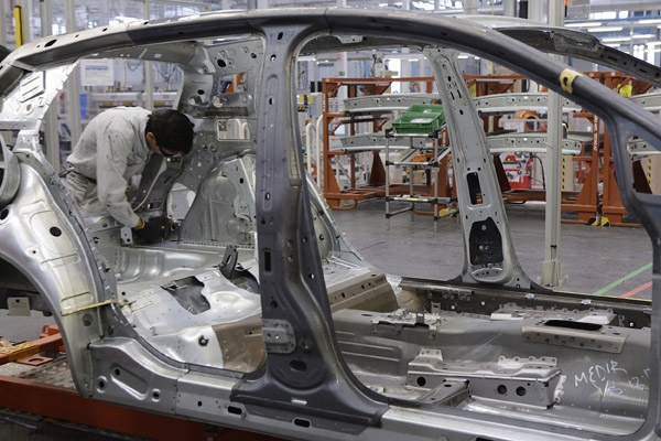 Proveedoras de VW en paro técnico y vacaciones por caída en la producción