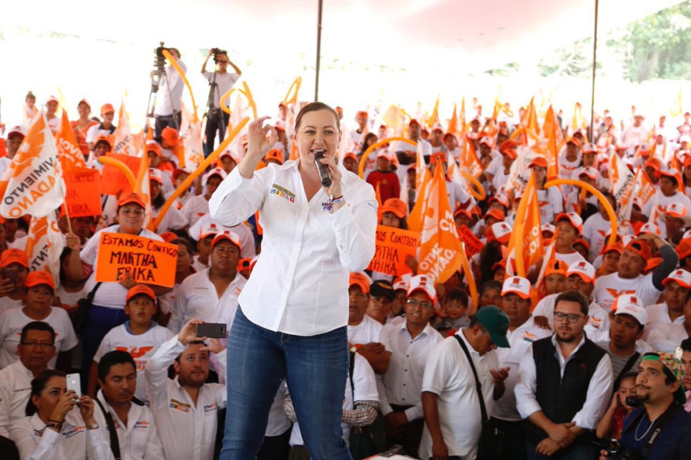 Martha Erika se compromete a mejorar viviendas