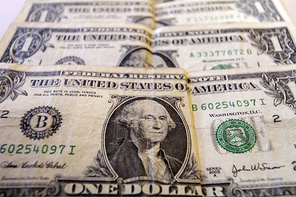Dólar imparable: Cierra en 16.10 pesos, nuevo máximo histórico
