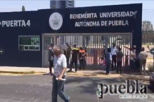 Poblanos comienzan a llegar a CU de la BUAP para vacunación anti COVID-19