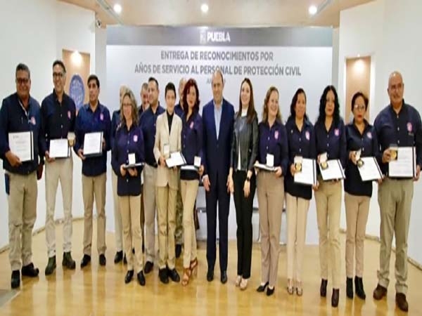 Gobierno de Puebla reconoce a personal de Protección Civil por años de servicio