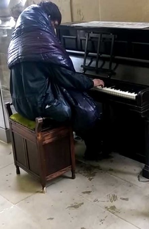 VIDEO: Vagabundo sorprende con interpretación de Beethoven