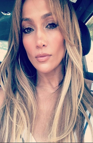 Jennifer Lopez sorprende con vestido pero…