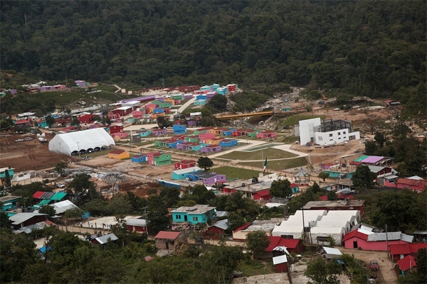 Peña Nieto entrega casas en La Pintada a ocho meses del derrumbe