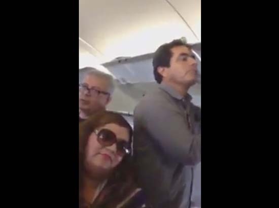 VIDEO: Senador del PAN, increpado en pleno vuelo por apoyar reforma energética