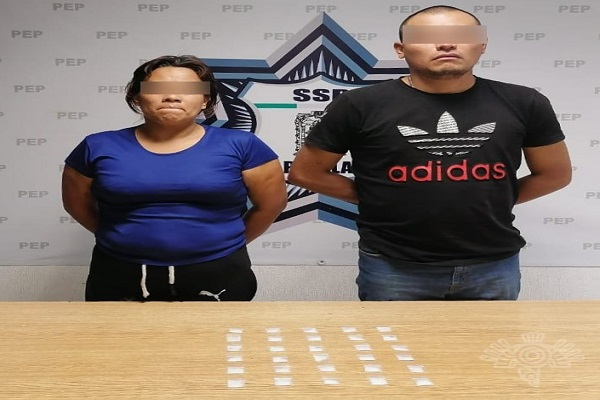 Pareja con 30 envoltorios de droga es detenida en Plazas Amalucan