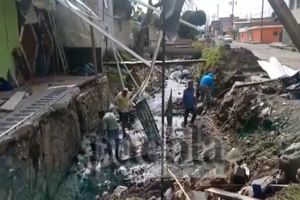 VIDEO: Lluvia provoca caída de un puente en Álamos Vista Hermosa