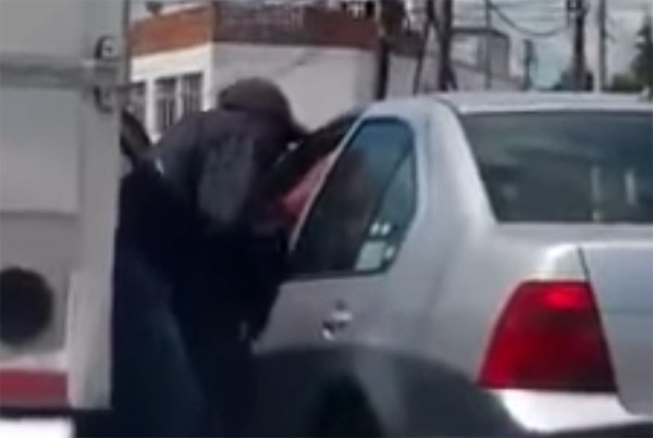 VIDEO: Asaltan a mujer en su automóvil en bulevar de Puebla