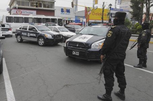 Pasajeros linchan a dos asaltantes en camión de Ecatepec