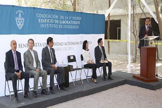 Rector de la BUAP coloca primera piedra del Edificio de Laboratorios del Instituto de Fisiología